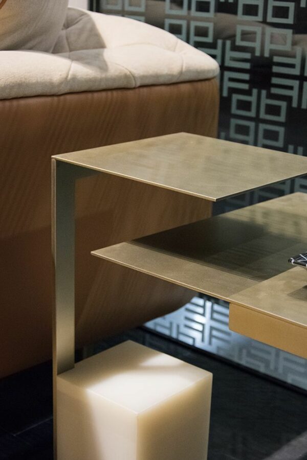 Приставной столик TAG 10