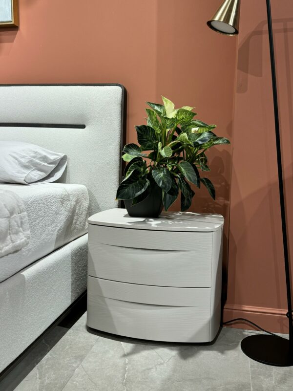 Итальянская мебель для спальни. Комод и тумбочка BOGART от TOMASELLA