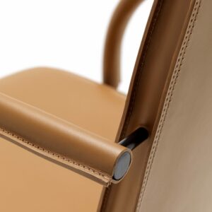 Relaix P - это обеденное кресло со стальным каркасом и сиденьем и спинкой с мягкой обивкой. Оно почти полностью обито натуральной кожей fasem. Наличие подлокотников обеспечивает удобное сидение и элегантный внешний вид благодаря искусной обработке натуральной кожи fasem