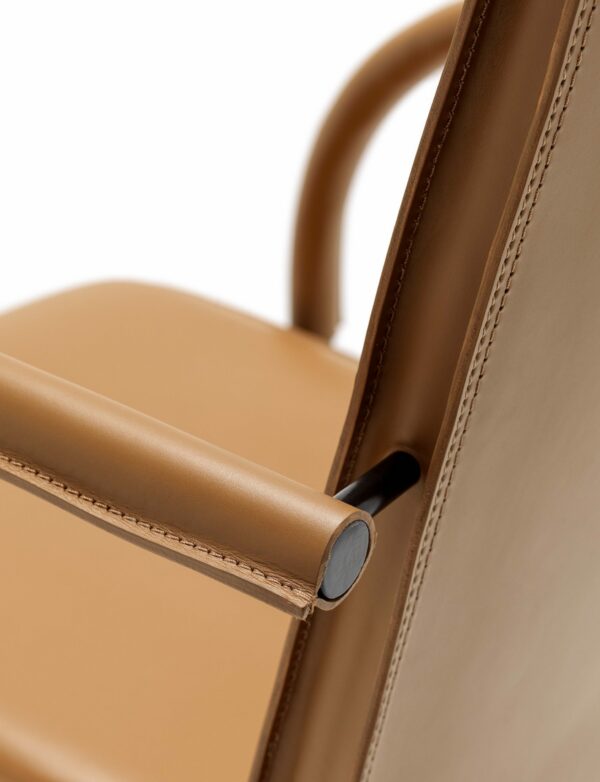 Relaix P - это обеденное кресло со стальным каркасом и сиденьем и спинкой с мягкой обивкой. Оно почти полностью обито натуральной кожей fasem. Наличие подлокотников обеспечивает удобное сидение и элегантный внешний вид благодаря искусной обработке натуральной кожи fasem