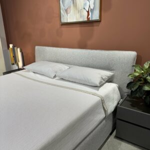 Итальянская двуспальная кровать CUT с подъемным механизмом под матрас 180*200 в наличии Тканевая обивка RIO 07