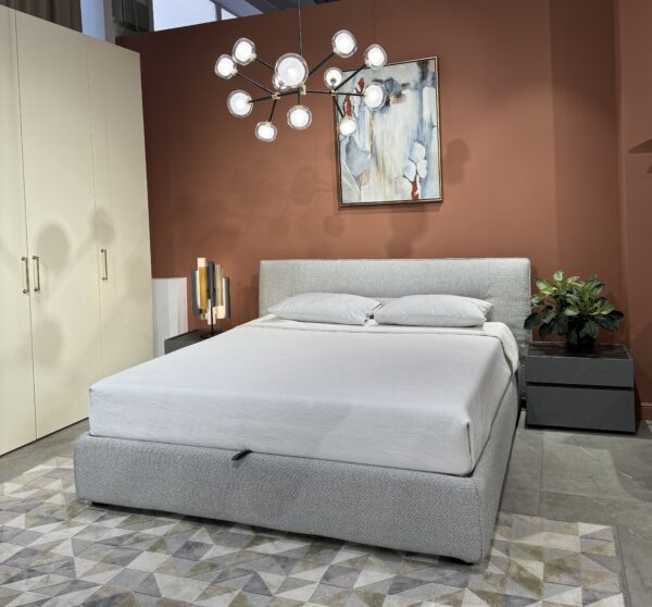 Итальянская двуспальная кровать CUT с подъемным механизмом под матрас 180*200 в наличии Тканевая обивка RIO 07