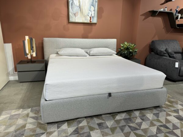 Итальянская двуспальная кровать CUT с подъемным механизмом под матрас 180*200 в наличии Тканевая обивка RIO 07
