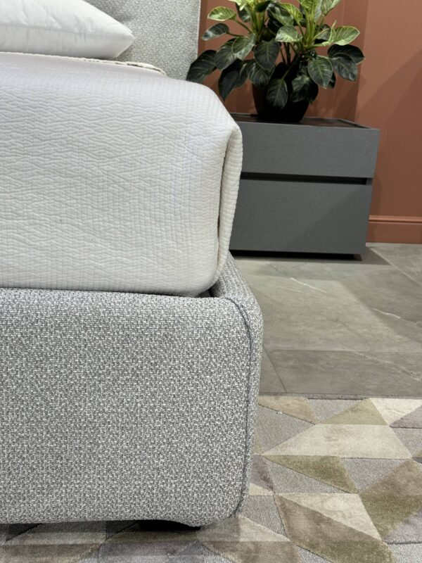 Итальянская двуспальная кровать CUT с подъемным механизмом под матрас 180*200 в наличии Тканевая обивка RIO 07