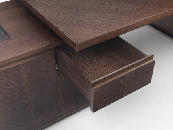 Итальянский стол Aston от Giulio Marelli