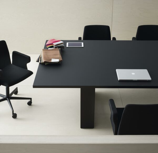 Итальянский стол Holo от KRISTALIA