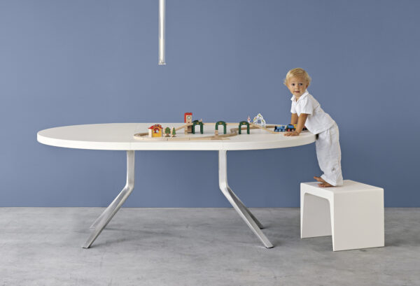 Итальянский стол Oops от KRISTALIA