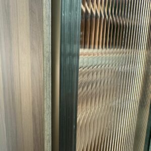 Итальянский Шкаф Frame от Kico стеклянные фасады из ребристого стекла