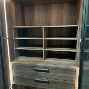 Итальянский Шкаф Frame от Kico стеклянные фасады из ребристого стекла