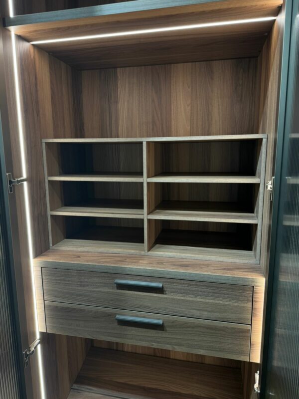 Итальянский Шкаф Frame от Kico стеклянные фасады из ребристого стекла