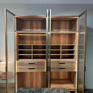 Итальянский Шкаф Frame от Kico стеклянные фасады из ребристого стекла