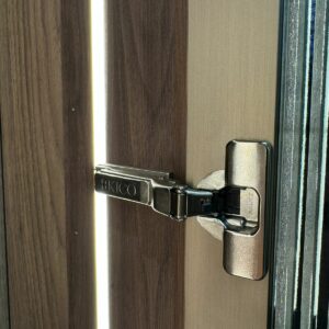 Итальянский Шкаф Frame от Kico стеклянные фасады из ребристого стекла