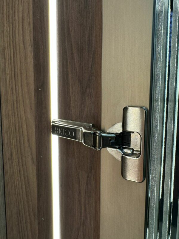 Итальянский Шкаф Frame от Kico стеклянные фасады из ребристого стекла