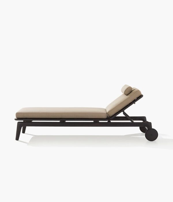 Итальянский шезлонг MAGNOLIA от Poliform