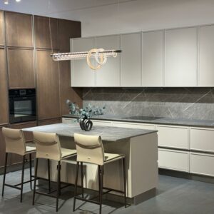 Итальянская кухня Etica от HOME CUCINE. Фасады коллекции украшены тонкой филенкой, идеально подходят для современных интерьеров с элементами современной классики. 