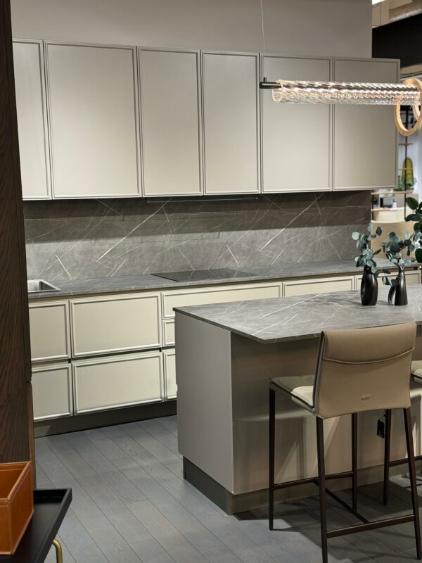 Итальянская кухня Etica от HOME CUCINE. Фасады коллекции украшены тонкой филенкой, идеально подходят для современных интерьеров с элементами современной классики. 