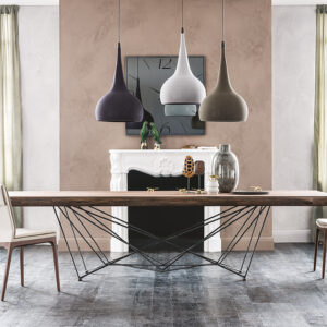 Скачать изображение GORDON Deep Wood Год выпуска: 2016 Семейство современных столов Gordon, разработанное Джорджио Каттеланом, выглядит как переплетение геометрических линий, которые движутся, казалось бы, хаотично, но на самом деле порядок и планирование создают идеальную симметрию. Эта игра еще более очевидна в круглой модели стеклянного стола, которая также доступна в керамическом исполнении, где, если смотреть сверху, можно различить форму трехмерной звезды.