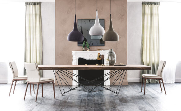 Скачать изображение GORDON Deep Wood Год выпуска: 2016 Семейство современных столов Gordon, разработанное Джорджио Каттеланом, выглядит как переплетение геометрических линий, которые движутся, казалось бы, хаотично, но на самом деле порядок и планирование создают идеальную симметрию. Эта игра еще более очевидна в круглой модели стеклянного стола, которая также доступна в керамическом исполнении, где, если смотреть сверху, можно различить форму трехмерной звезды.