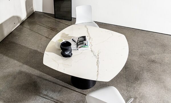 Итальянский стол Il nuovo tavolo Totem extensible от SOVET