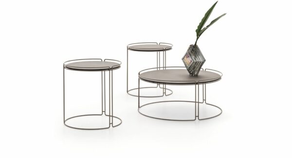 Оболочка, как обертывание оболочки, в динамичной игре полных и пустых. Вдохновение, которое исходит от поклонения объектам прошлого, особенно от сидений старинных спортивных автомобилей, которым он отдает дань уважения с культовым номером 356.