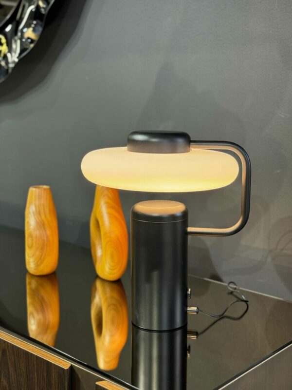 Итальянская настольная лампа Tratto nero 7