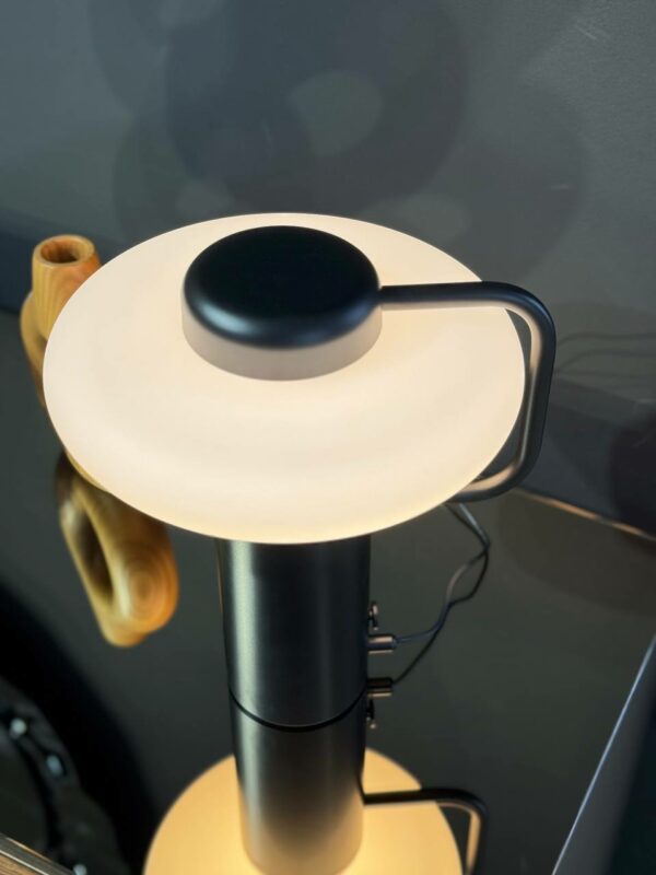 Итальянская настольная лампа Tratto nero 6