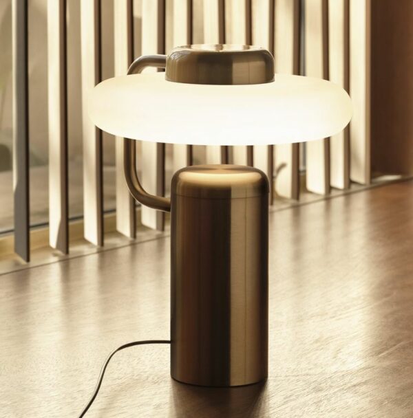 Итальянская настольная лампа Tratto brass 1