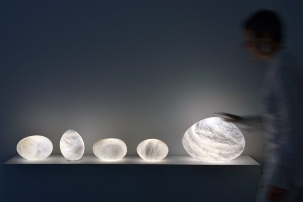 Дизайнерская настольная лампа .galet uno 3