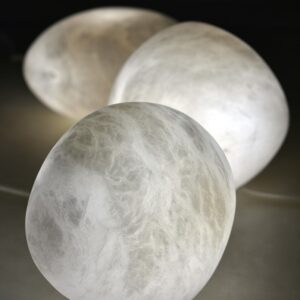 Дизайнерская настольная лампа .galet uno 2