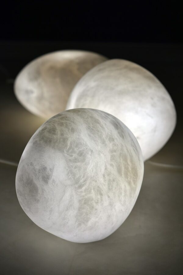 Дизайнерская настольная лампа .galet uno 2