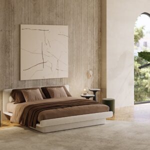 Кровать из недеформируемого пенополиуретана различной плотности и полиэфирного волокна с внутренней деревянной структурой. Доступен со съемным покрытием из ткани или кожи в цветах образца. В комплект входит решетчатая сетка. Для изготовления элементов с кожаной обивкой необходимы дополнительные швы по сравнению с элементами с тканевой обивкой.