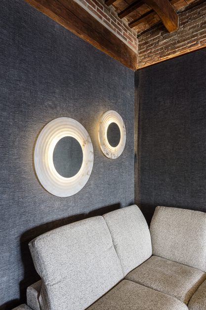 Дизайнерская настенная лампа MIRROR DISC от United Alabaster (Испания)