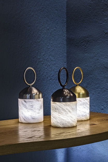 Дизайнерская настольная лампа WIRELESS GLANS от United Alabaster (Испания)