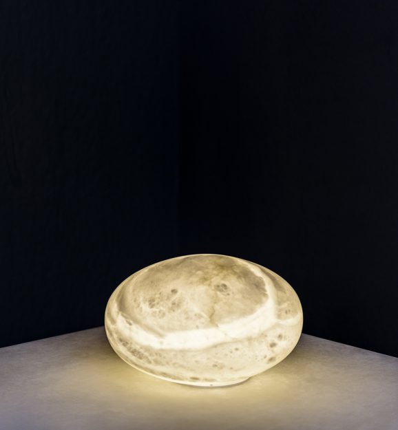 Дизайнерская настольная лампа WIRELESS OVAL от United Alabaster (Испания)