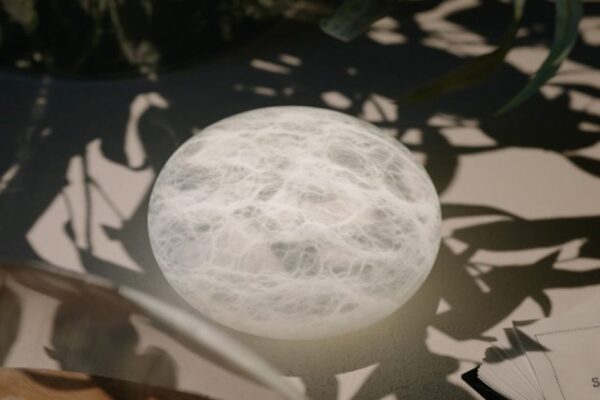 Дизайнерская настольная лампа WIRELESS OVAL от United Alabaster (Испания)