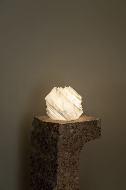 Дизайнерская настольная лампа AD 1930 от United Alabaster (Испания)
