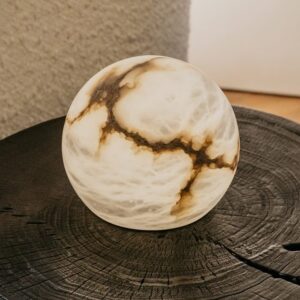 Дизайнерская настольная лампа WIRELESS MOON от United Alabaster (Испания)