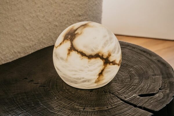 Дизайнерская настольная лампа WIRELESS MOON от United Alabaster (Испания)