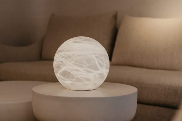 Дизайнерская настольная лампа WIRELESS MOON от United Alabaster (Испания)