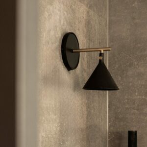 Итальянская настенная лампа Cast Sconce от Audo