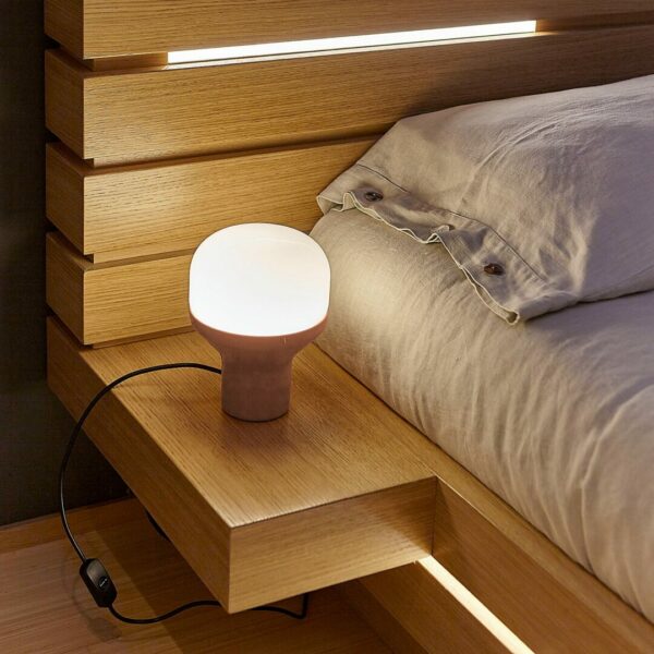 Итальянская настольная лампа Delux/J